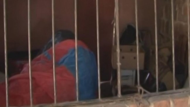 Hombre fue acusado de enjaular a su mujer e hijo por seis años en Argentina