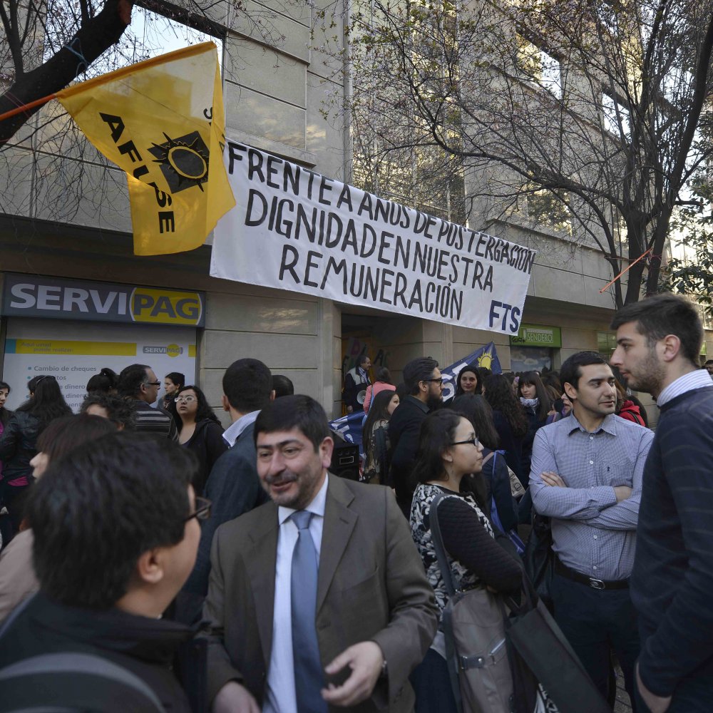 Funcionarios del Sename llevan 1 semana paralizados y marcharán a La Moneda
