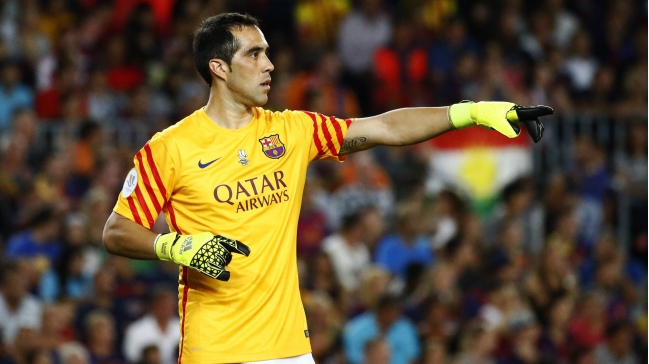 Claudio Bravo presentó lesión muscular y es duda para próximo partido de Barcelona