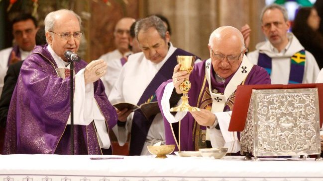 Publican correos electrónicos entre Ezzati y Errázuriz para vetar a 