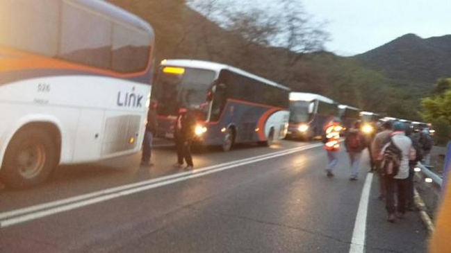 Trabajadores de Codelco bloquean la carretera del cobre