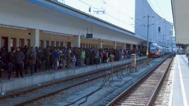Afluencia de refugiados detiene el tráfico de trenes de Austria a Hungría