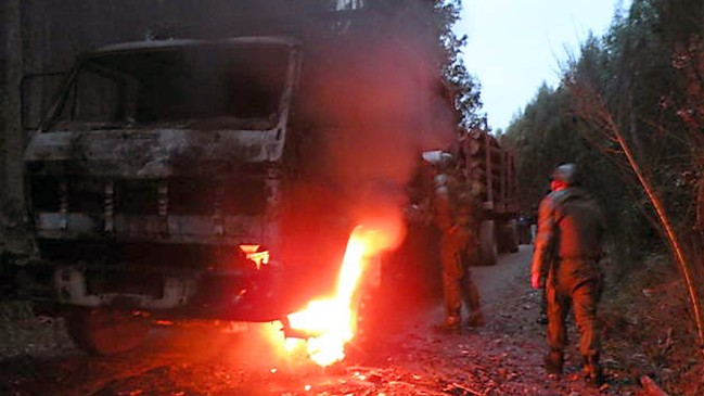 Encapuchados quemaron maquinaria agrícola en Tirúa