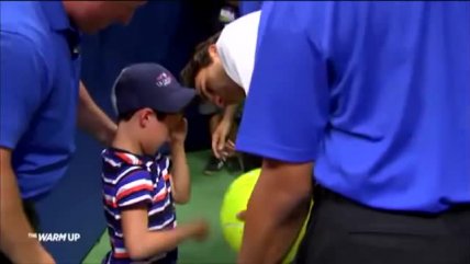   Roger Federer ayudó a niño que casi es aplastado por querer un autógrafo 