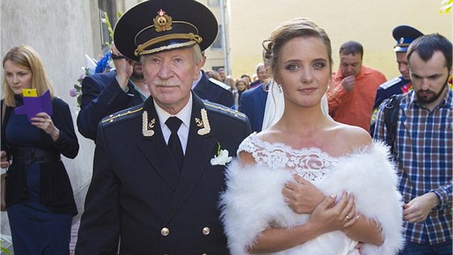 Actor ruso se casó con joven 60 años menor