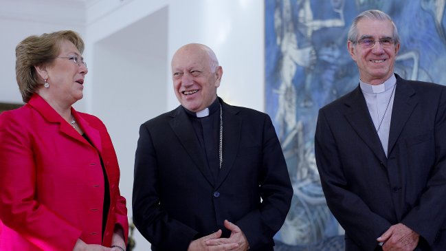 Académico: No se justifica la presencia de un capellán en La Moneda