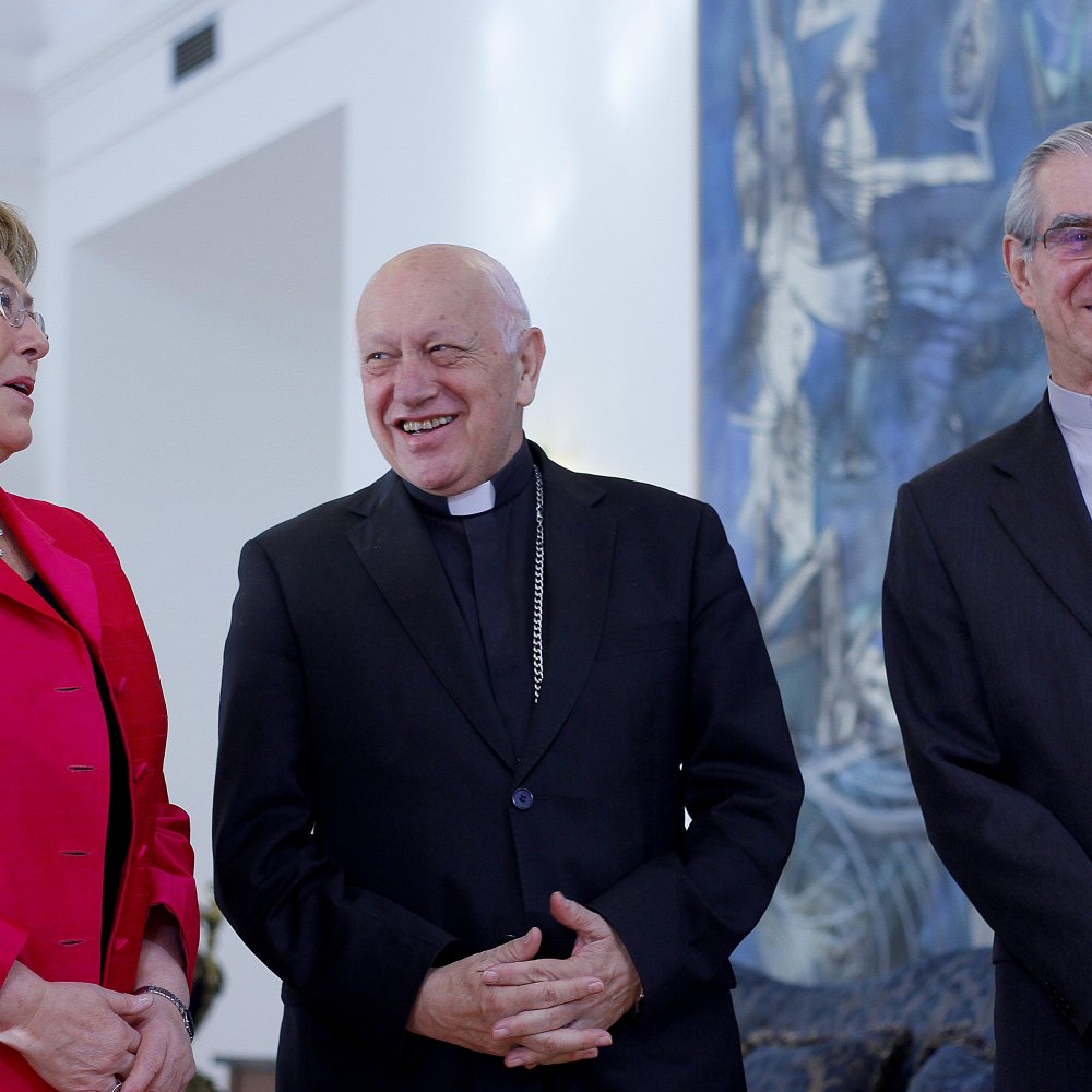 Académico: No se justifica la presencia de un capellán en La Moneda