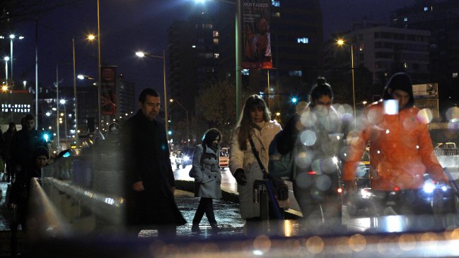 CEP: Mayoría prefiere que amanezca más temprano