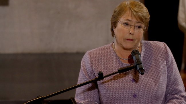 Académico UDP: La izquierda también cuestiona la falta de liderazgo de Bachelet