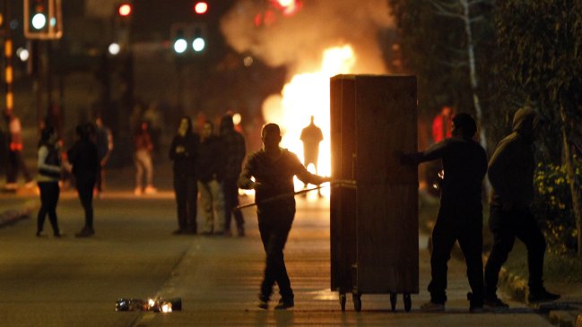 Cuatro carabineros y dos civiles resultaron heridos en conmemoración de 11 de septiembre