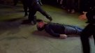 Policía alemana noqueó a transeúnte en medio de disturbios