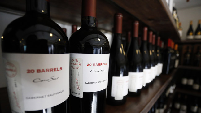 Destacado sommelier entrega los mejores tips para descorchar una botella de vino este 18