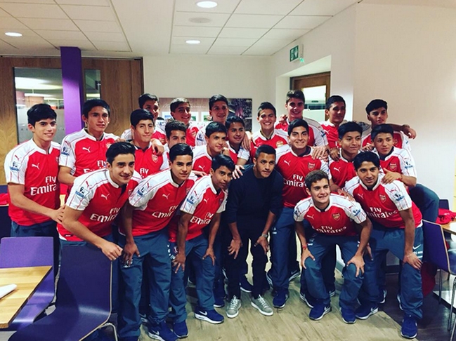 Alexis Sánchez visitó a selección sub 17 que anda de gira por Londres