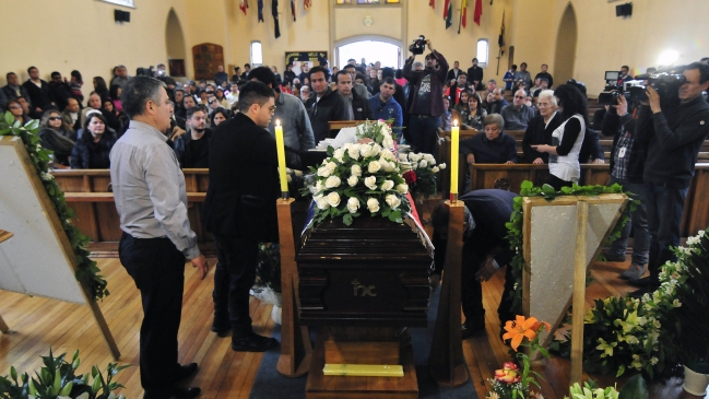 Fanáticos se vieron impedidos de ver el féretro de Bonvallet este domingo