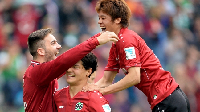 Hannover 96 de Miiko Albornoz perdió ante Augsburgo