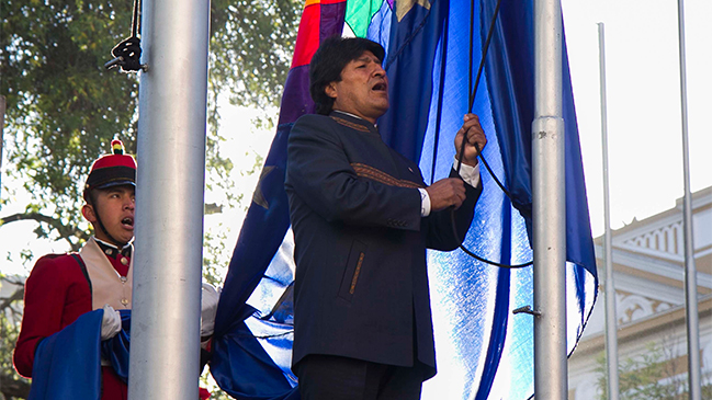 Evo Morales pidió izar bandera 