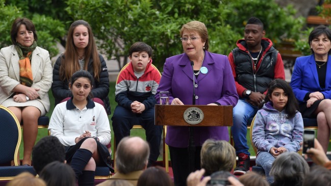 Bachelet firmó dos proyectos de ley que castigan la violencia contra menores de edad