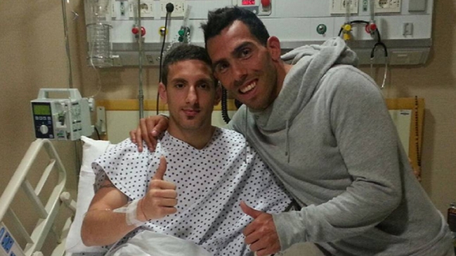 Carlos Tévez visitó a futbolista que fracturó