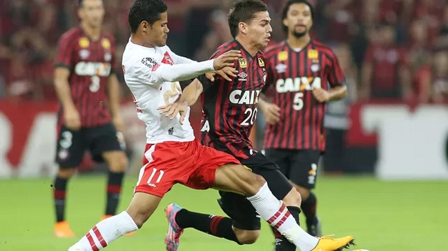 Atletico Paranaense venció a Brasilia por la Sudamericana con participación de Vilches