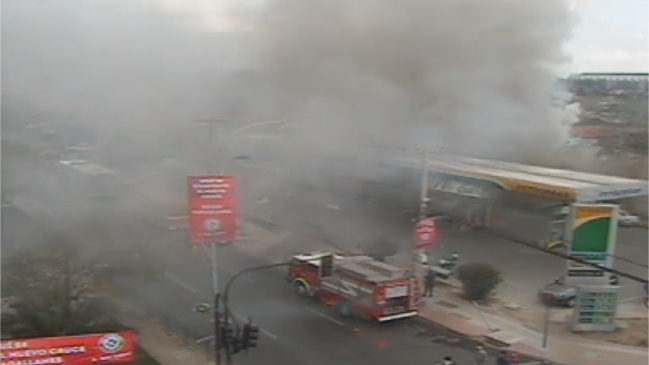 Incendio afecta a entretecho de una bencinera en La Florida
