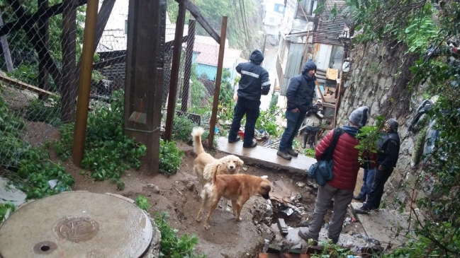 Valparaíso: Ducto en cerro Las Cañas se desbordó durante lluvias