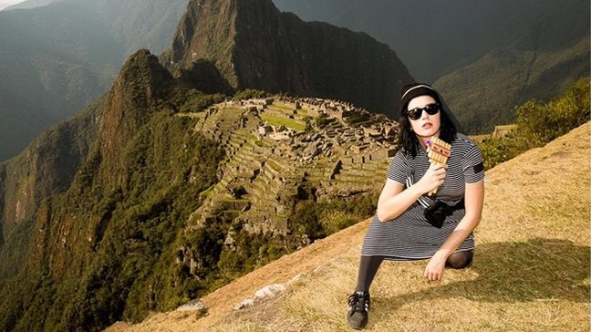 Cantante Katy Perry se acerca a Chile y visita Machu Picchu