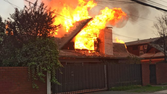 Violento incendio afectó a una vivienda en Vitacura