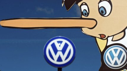 Greenpeace protesta contra Volkswagen con la imagen de Pinocho