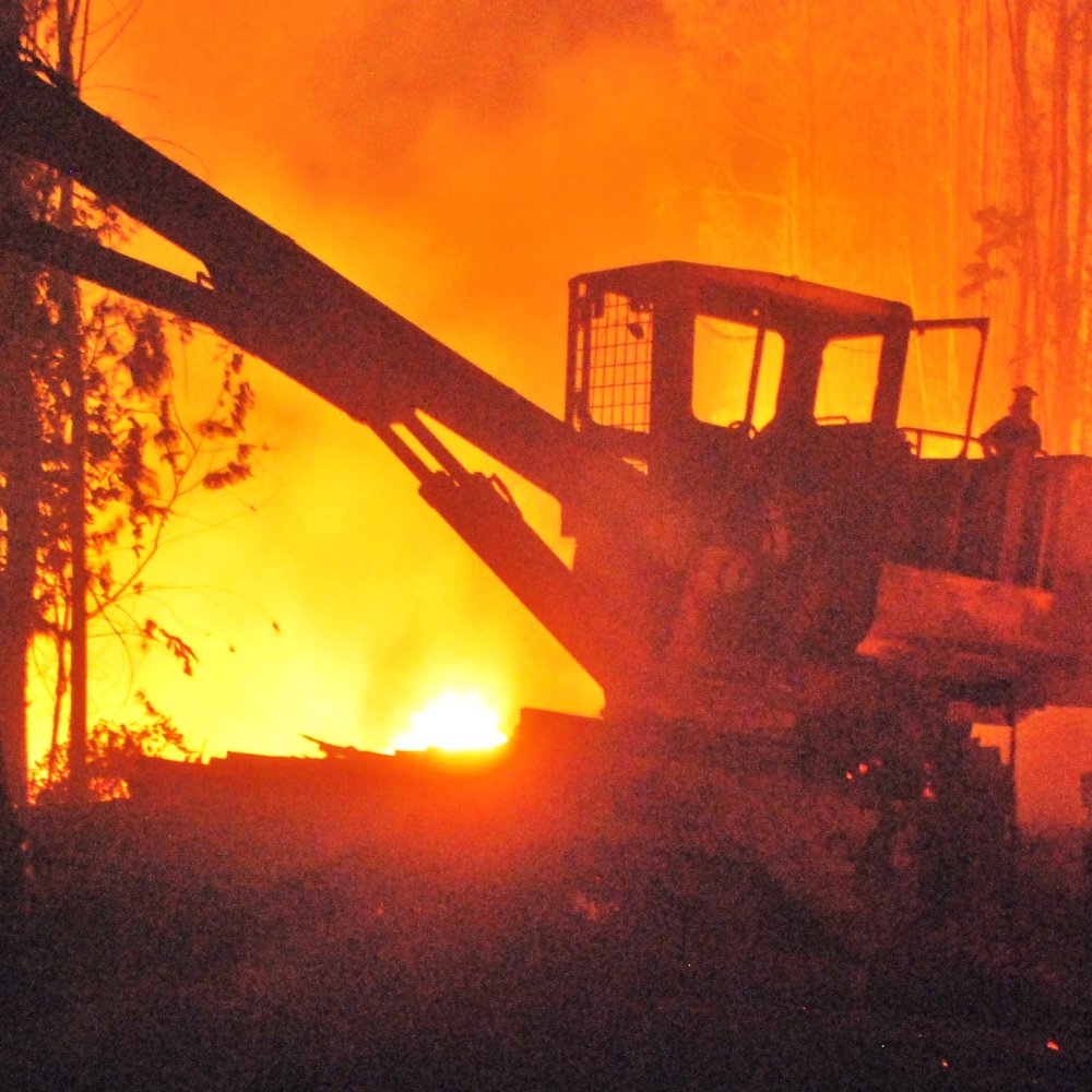 La Araucanía: Incendio en forestal dejó dos máquinas destruidas