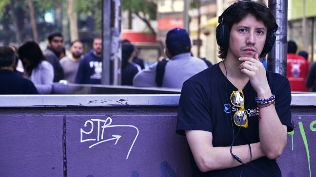 Alertan de riesgos auditivos por abuso de auriculares de música