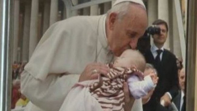 ¿Milagro de Francisco? Familia atribuye mejoría de su hija a encuentro con el papa