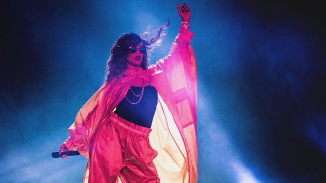 Fan Club de Rihanna: Llevamos una semana y un día acampando