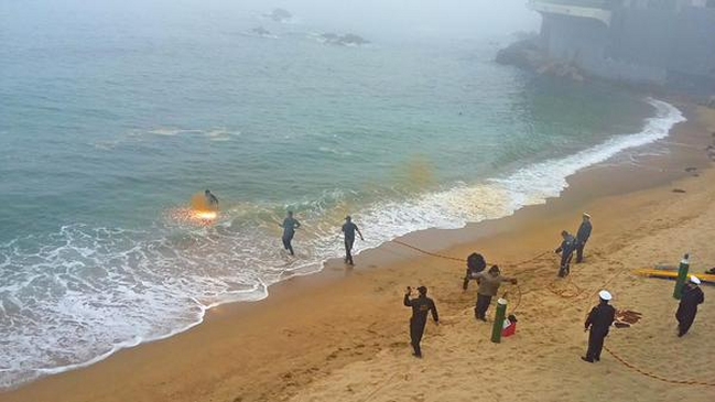 Armada avanza con las tareas de limpieza en la playa Caleta Abarca