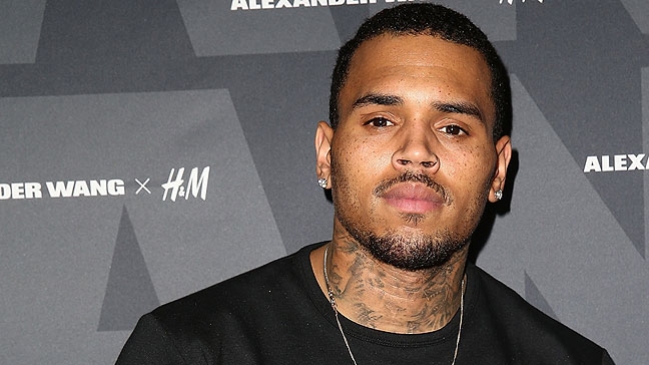 Australia analiza dar visado a Chris Brown por la violencia de género