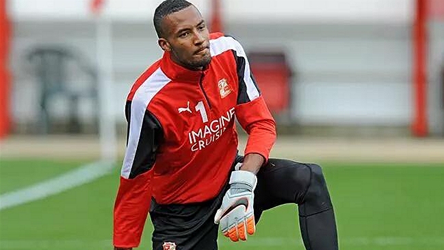Lawrence Vigouroux se disculpó por broma y seguirá en Swindon Town