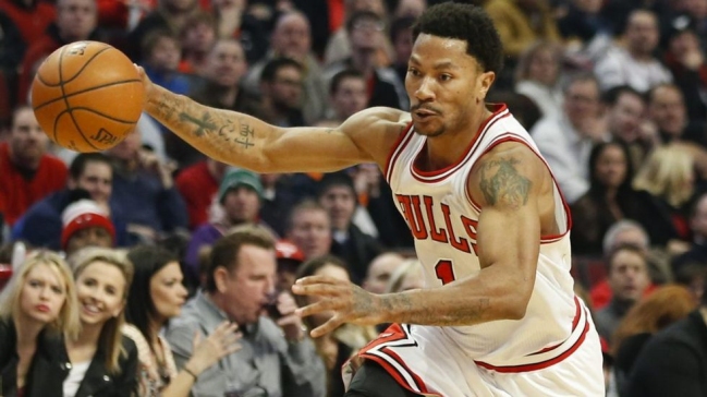 Derrick Rose fue operado con éxito y retornará en dos semanas