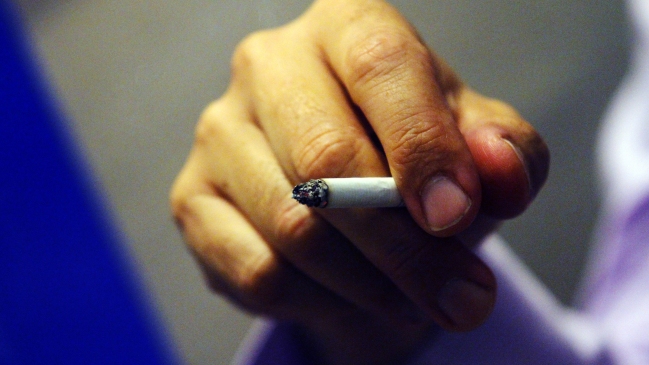 París multará con más de 52 mil pesos a quien tire colillas de cigarros a la calle