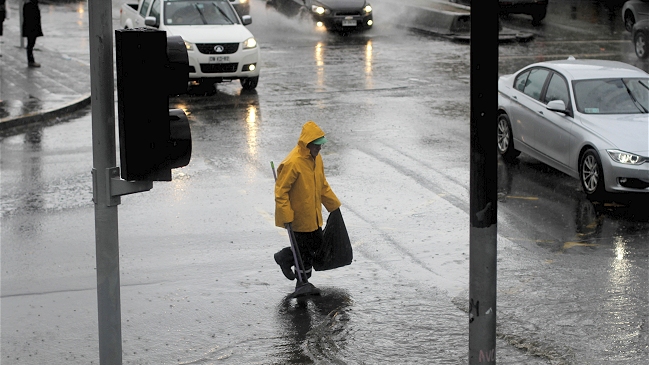 Lluvia y granizos sorprendieron a los santiaguinos