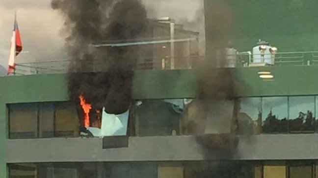 Incendio afectó a oficina en piso 16 de edificio en Providencia