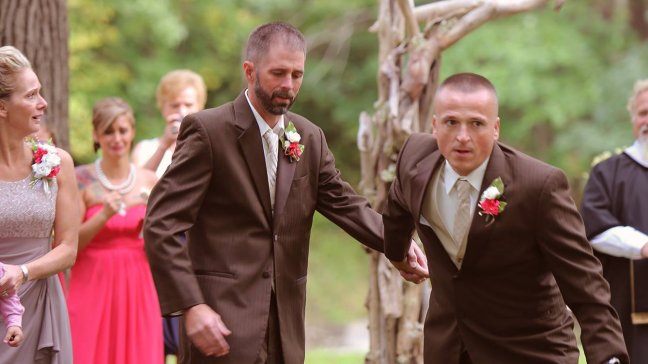 La historia de la novia que caminó al altar con su padre y su padrastro emociona al mundo