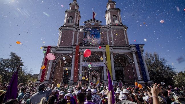 Peregrinos ya llegan a Andacollo para participar en festejos a la virgen del Rosario