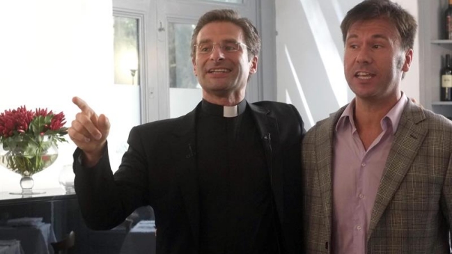 Sacerdote reconoció su homosexualidad y presentó a su pareja