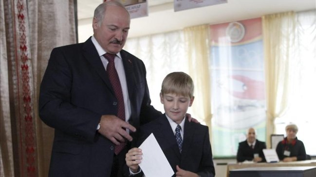 ¿Por qué el presidente de Bielorrusia lleva a su hijo de 11 años al trabajo?