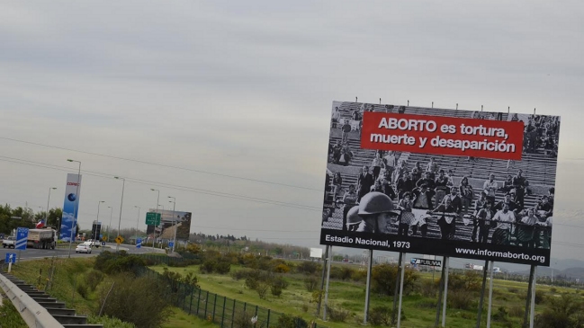 Sernam rechazó gigantografías que comparan aborto con detenidos desaparecidos