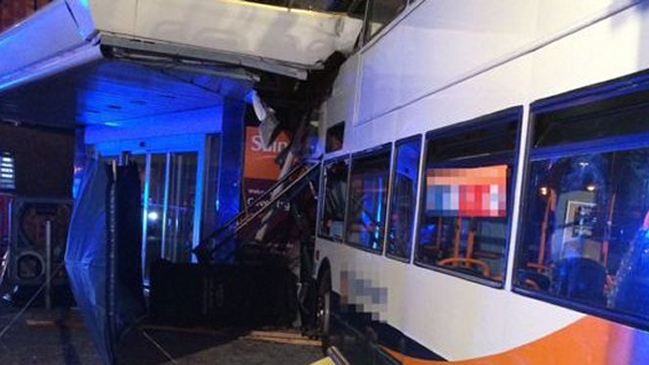 Inglaterra: Un niño y una mujer murieron al estrellarse bus contra un supermercado