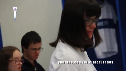 Joven con Síndrome de Down entregó camisetas que usará U. Católica en el clásico