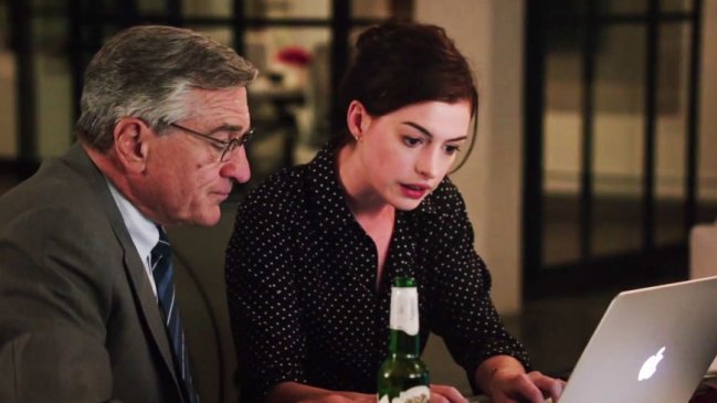 Anne Hathaway enseña cómo usar Facebook a Robert de Niro