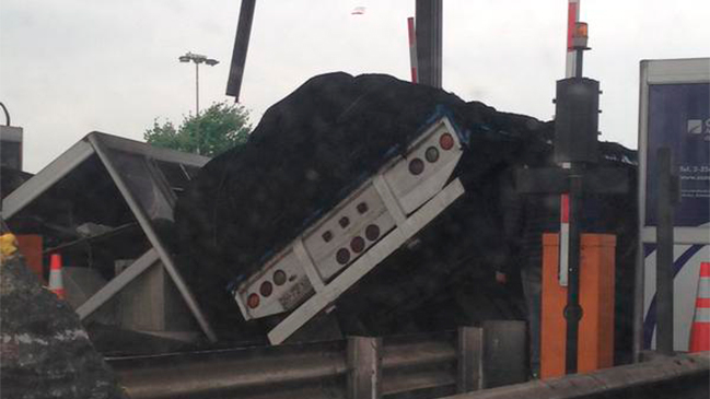 Acoplado de un camión volcó contra caseta de peaje en Lampa