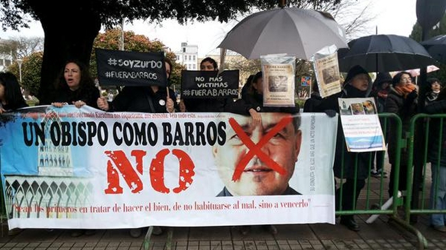 Críticos de Barros realizaron nueva protesta frente a catedral de Osorno