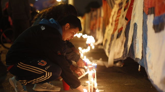 Hinchas de la U realizaron velatón en honor a Juan Carlos Ibáñez